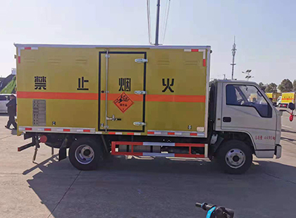 化州爆破器材运输车工人安全操作规范与智能技术保障